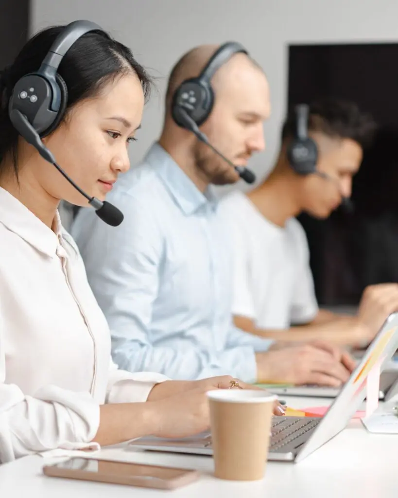 Multilingual Answering Service 1 call center woman headset
